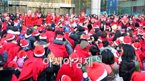 [포토]광화문에 나타난 꼬마 산타들 