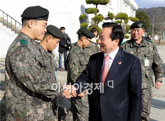 [포토]강운태 광주시장, 군 부대 방문 위로 격려