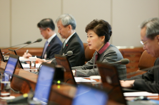 23일 청와대에서 수석비서관회의를 주재하고 있는 박근혜 대통령(사진제공 : 청와대)