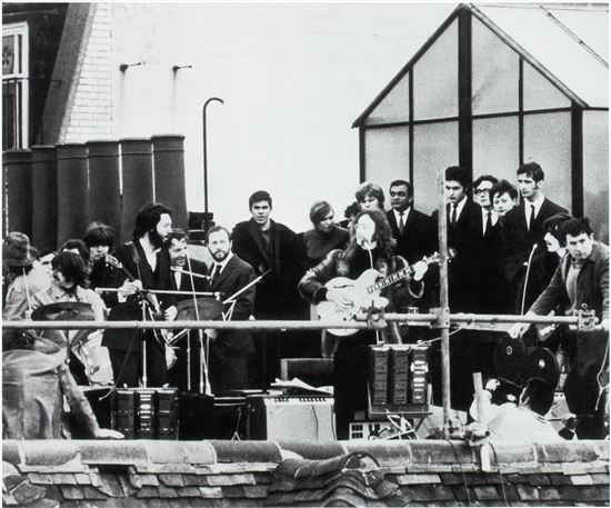 "On the rooftop of their Apple headquarters in London’s Savile Row during their last ever performance together on 30 January 1969.
1969년 1월 30일 런던의 새빌 로우의 애플 본사 옥상. 전 멤버가 함께한 마지막 공연"
