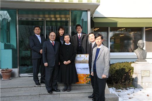 경기중기센터 용인 '성심원'에 성금 등 전달