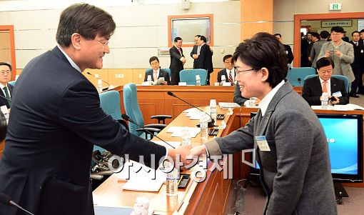 [포토]인사하는 최연혜-서승환