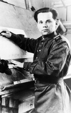 칼라시니코프 소총을 설계하고 있는 미하일 칼라시니코프 상병