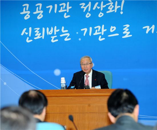 ▲24일 현오석 부총리가 과천 중앙공무원교육원에서 열린 '공공기관 정상화 워크숍'에서 모두 발언을 하고 있다.