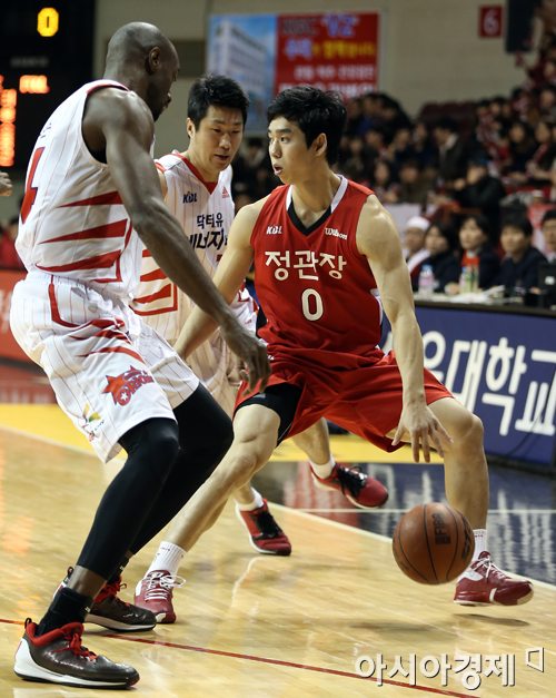 [포토] 김윤태 '어디로 패스를'