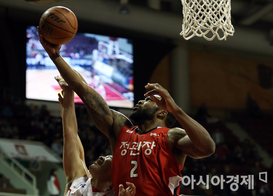 [포토] 리바운드 잡아내는 KGC 에반스