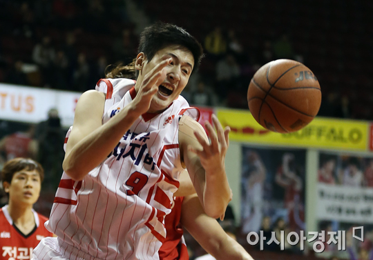 [포토] 최진수 '공, 너 왜 거기 있어'