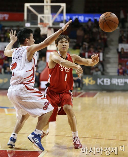 [포토] 김태술 '수비를 피해~'