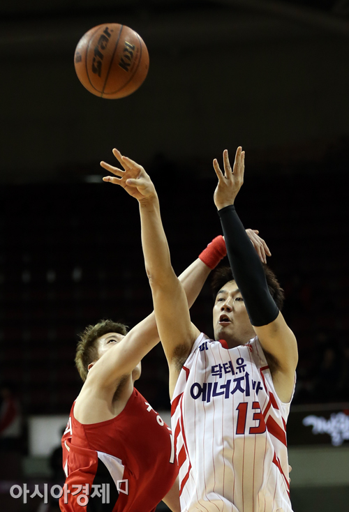 [포토] 김동욱 '슛'