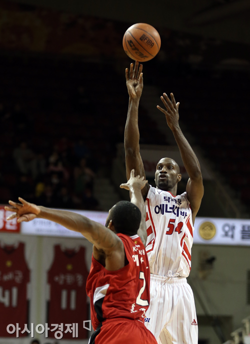 [포토] 슛 쏘는 리처드슨