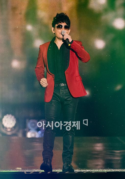 [포토]이승철, 재미와 감동이 더해진 캐롤라인 콘서트