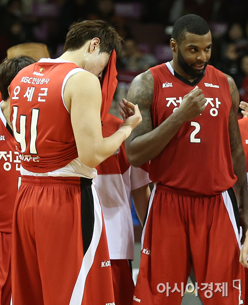 [포토] 오세근 '팬들에게 성탄절 선물로 승리를 안겨주고 싶었는데'