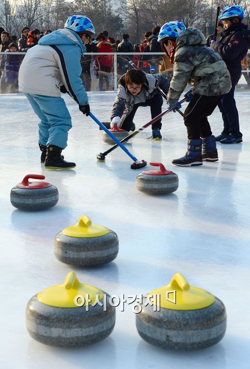 [포토]서울광장에서 컬링 한 게임 