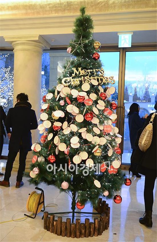 [포토]인연을 이어주는 사랑의 트리 '솔로1004' 파티