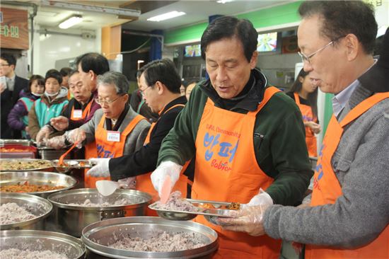 하나금융, 노숙인 위한 '밥퍼' 봉사활동 실시