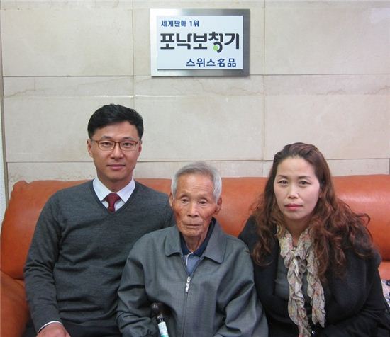 포낙보청기, 연말 맞아 청각장애 할아버지에게 보청기 지원