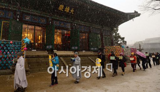 [포토]조계사 찾은 종교인들, 철도파업 문제 평화적 해결 기원 걷기 명상