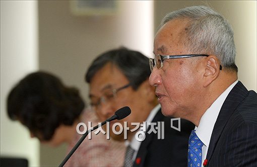 [포토]현오석 "내년 경제정책 '경제활성화·민생안정' 역점"