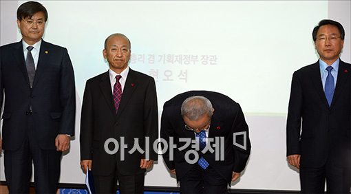 [포토]'경제부총리 홀로 인사'