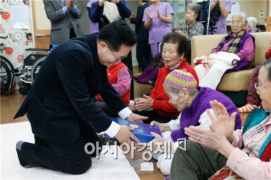 [포토]노희용 광주시 동구청장, 정부 연말선물 전달