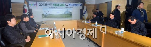 [포토]철도노사, 여전히 어색한 분위기 속 교섭 시작