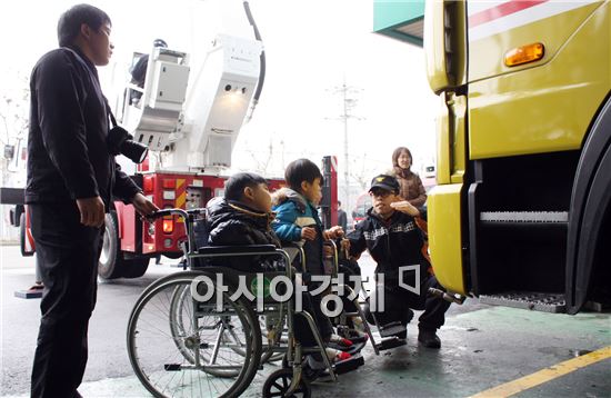 소방관 꿈 안고 소방서 찾은 장애 어린이 최현민 군 삼형제