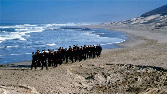 Passage, 2001, Single Channel Video. 쉬린 네사트.
