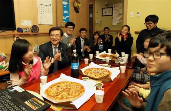 교통안전공단, 연말연시 맞아 지체장애아들에 선물 전달