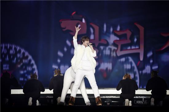 동방신기 10주년 콘서트, 1만개의 붉은 빛이 만든 기적(종합)