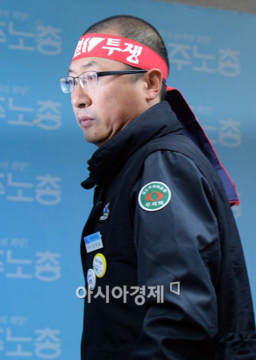 [포토]단호한 표정으로 입장하는 김명환 철도노조 위원장