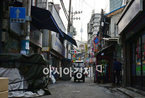 ▲ 서울의 대로변 뒷편 골목은 도시의 또 다른 얼굴. 고단한 서울살이의 생생한 현장이다. 을지로의 인쇄골목.