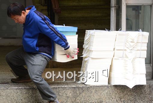 [서울스토리]한물 간 삶 같은 낡은 거리, 삼륜차는 오늘도 달리는데…