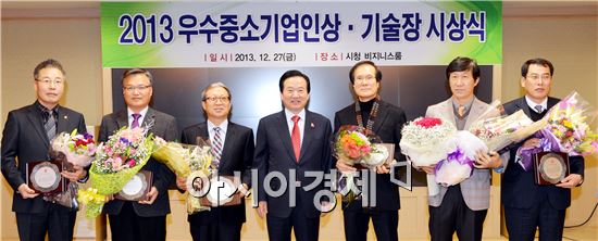 [포토]강운태 광주시장,우수중소기업인상 수여