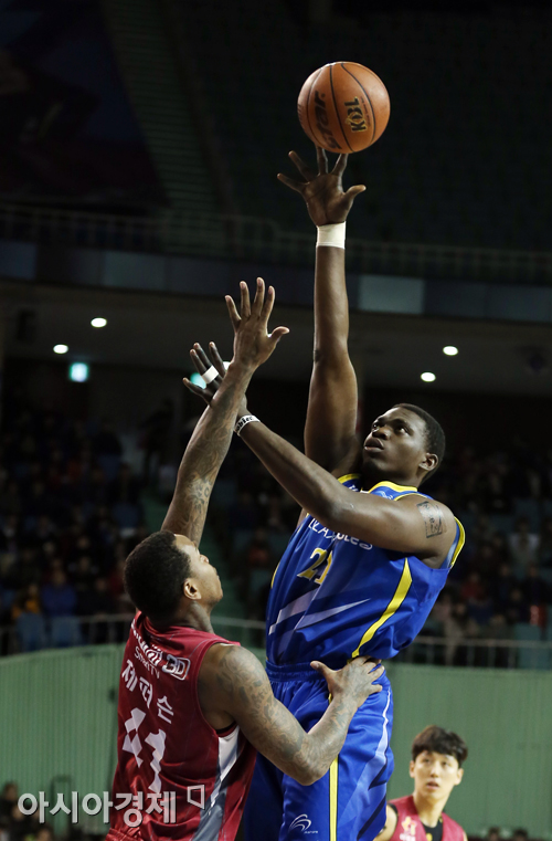 [포토] 더니건 '넣는다!'