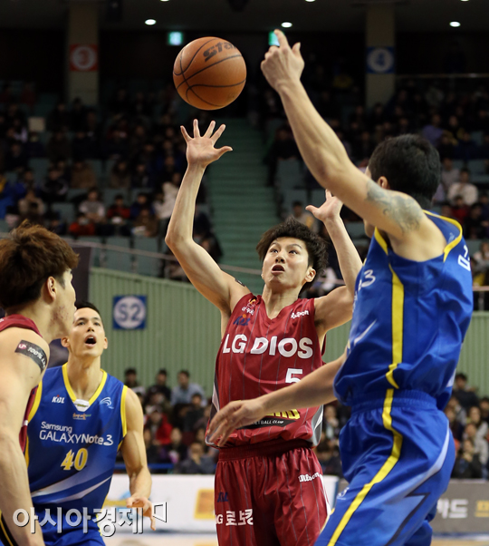 [포토] 김시래 '(김)승현이형, 패스 가로챌게요~'