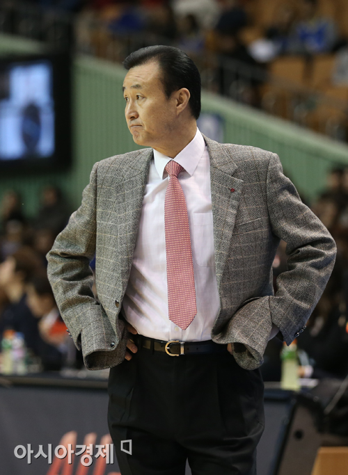 [포토] 경기 지켜보는 LG 김진 감독