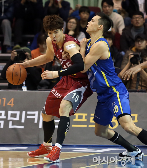 [포토] 김종규-이동준 '힘의 대결'