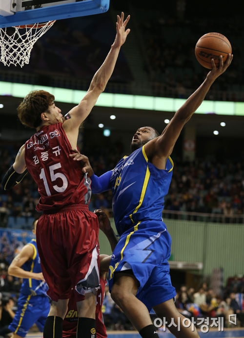 [포토] 존슨 '골 좀 넣게 비켜봐~'