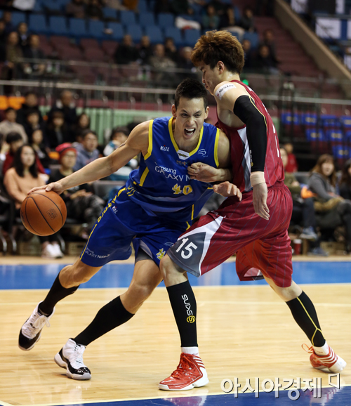 [포토] 이동준 '김종규, 좀 지나가자'