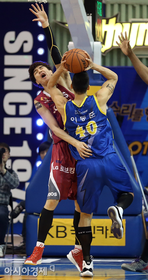 [포토] 김종규 '온 몸으로 막는다'