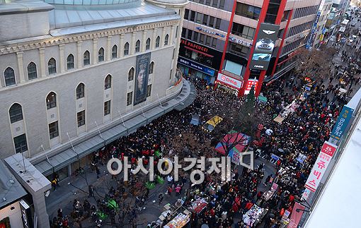 [포토]'칠봉이' 유연석, 인기가 이정도? '명동 마비'