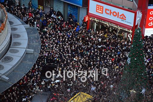 [포토]칠봉이 오빠 언제와요~'유연석 프리허그'