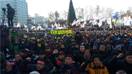 ▲ 집회 참석자들이 '멈춰라 민영화, 힘내라 민주주의'가 적힌 피켓을 들고 구호를 외치고 있다.  