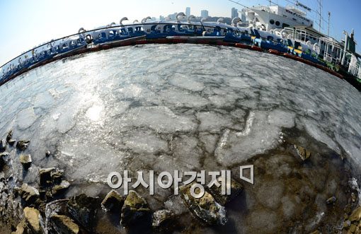 [포토]한파에 한강이 꽁꽁 