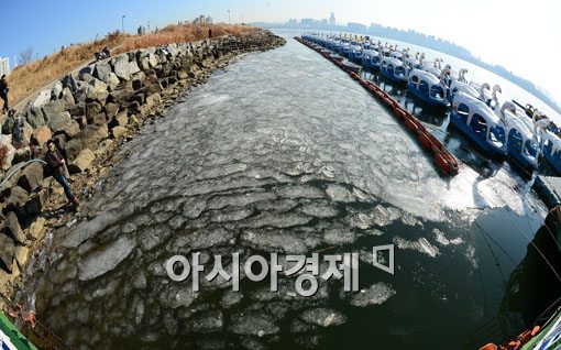 [포토]평년보다 15일 빨리 얼은 한강 