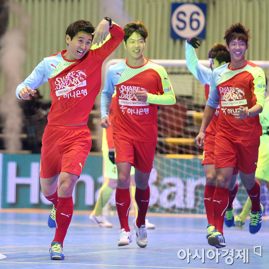 홍명보 자선경기, '축구 산타'들의 훈훈한 연말 선물