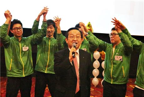 김종준 하나은행장(가운데)이 27일 저녁 인천 연수 CGV에서 열린 하나은행 인천영업본부 '시네마 데이' 에 참석해 직원들과의 소통의 시간에서 자신의 애창곡을 부르고 있다.