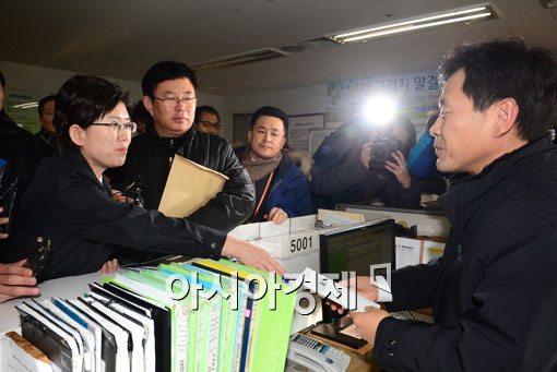 [포토]격려금 전달하는 최연혜 코레일 사장 