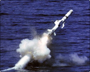 잠수함 발사 대함 미사일 하푼 2가 수면을 박차고 나오고 있다.