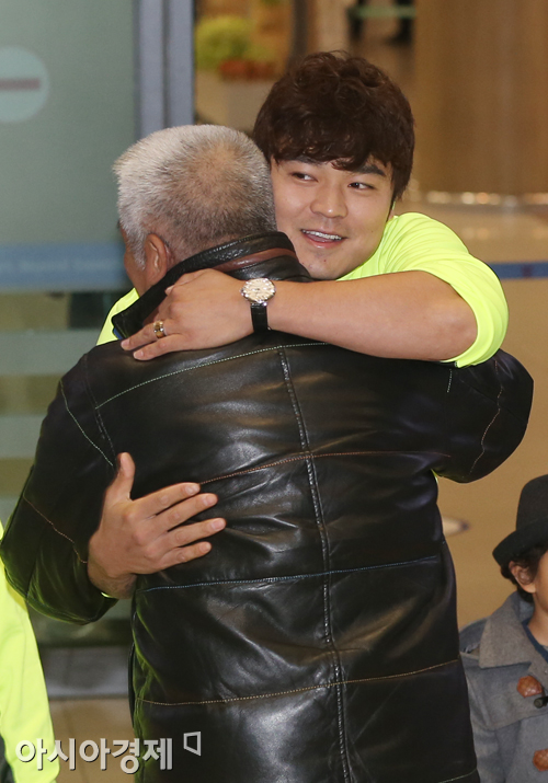 [포토] 귀국하는 추신수 '아버지와 뜨거운 포옹'